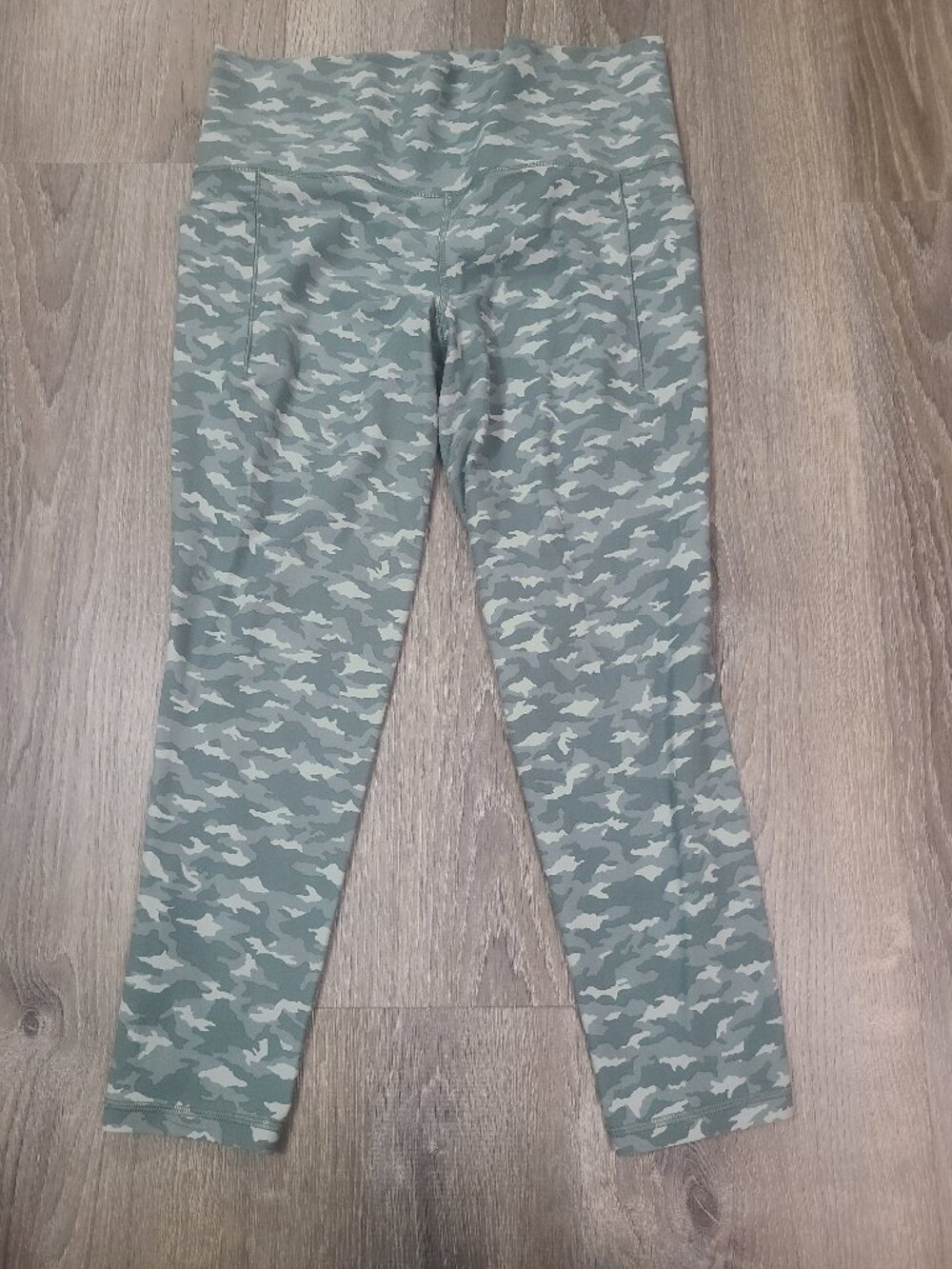Athleta Mini Camo Lux Sage Salutation Stash Pocket II 7/8 Leggings Size Large L